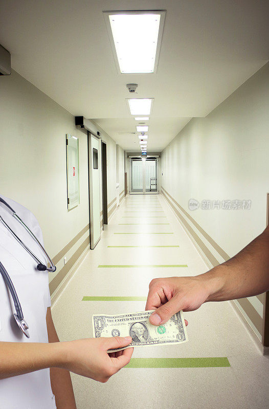 医生在医院里收病人的钱