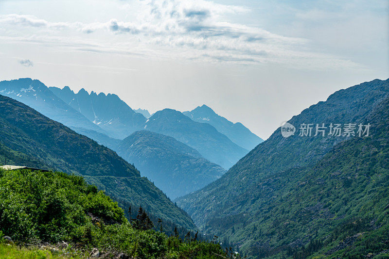 美国阿拉斯加州怀特山口山顶游览列车。