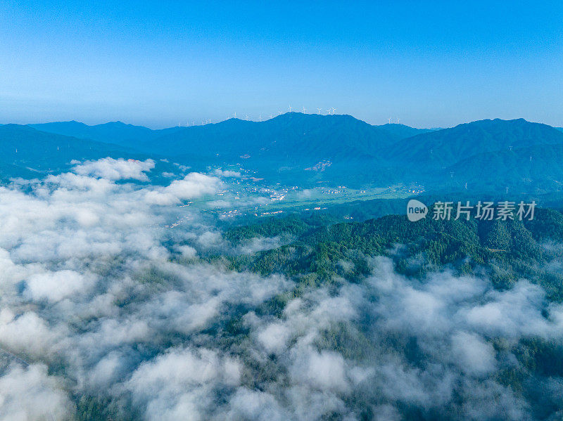 航拍山上美丽的日出和云海