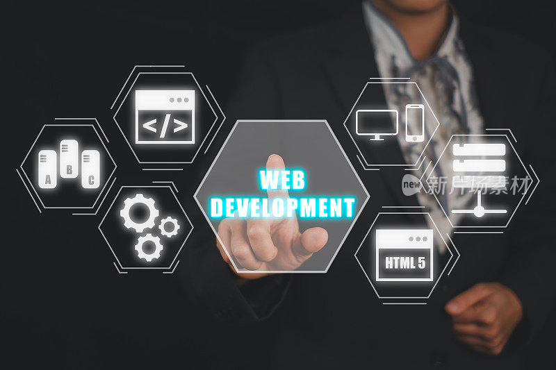 Web开发编码编程互联网技术商业理念，商务女性手触摸vr屏幕上的Web开发图标。
