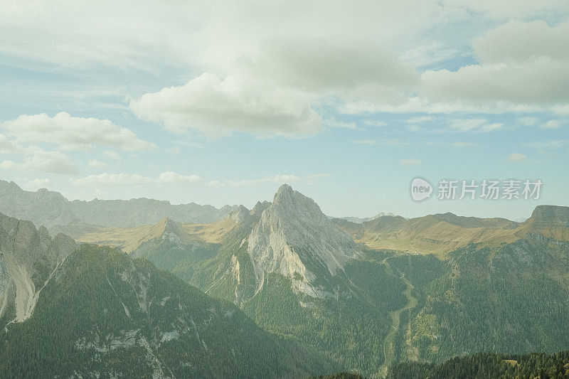 凸出的崎岖山脉的景色