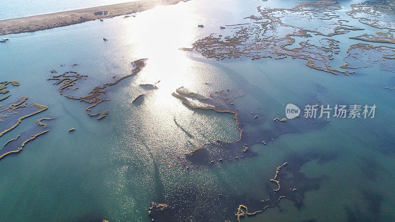 湖上和海岸线上船只的鸟瞰图