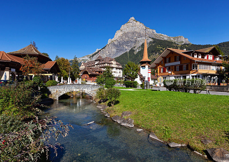 瑞士伯尔尼高地，Kandersteg村和Dundenhorn山的夏日景色。