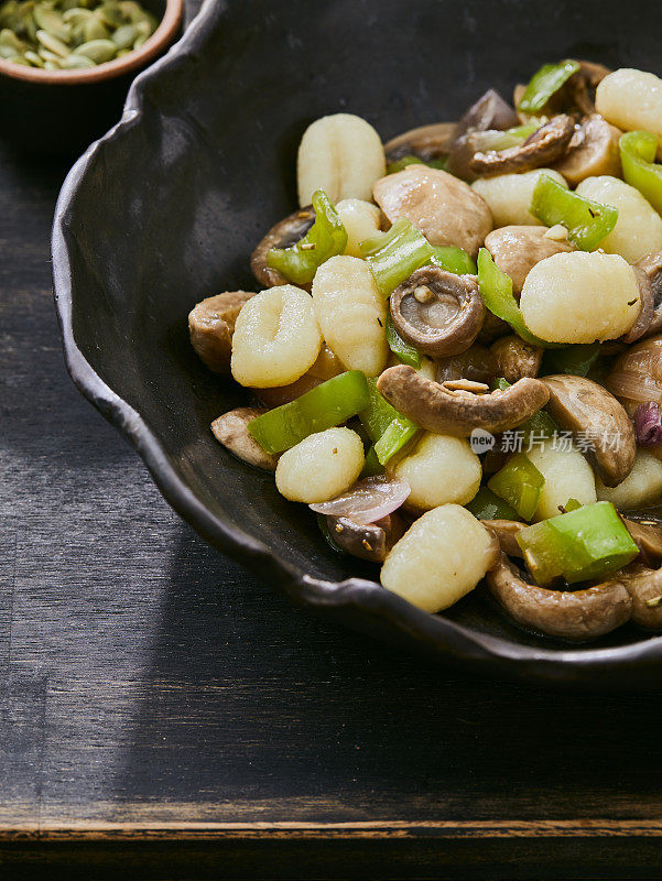 木桌上的素食团子。奢华的素菜团子配新鲜蔬菜