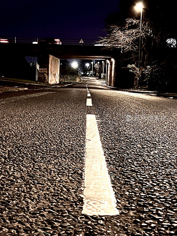 夜间，盖茨黑德桥下空荡荡的道路的地面视图