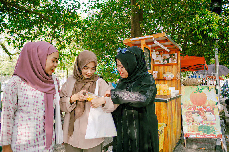 亚洲穆斯林朋友在街头食品市场斋月