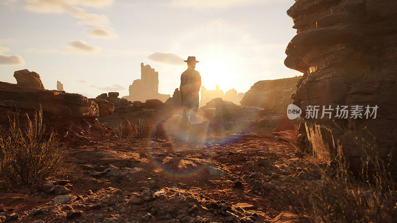 站在洛基沙漠的女牛仔。砂岩，红色岩石。日出,日落。