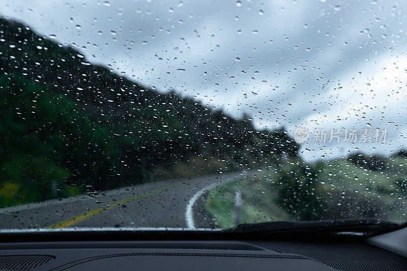 约塞米蒂国家公园里空荡荡的道路被雨淋着