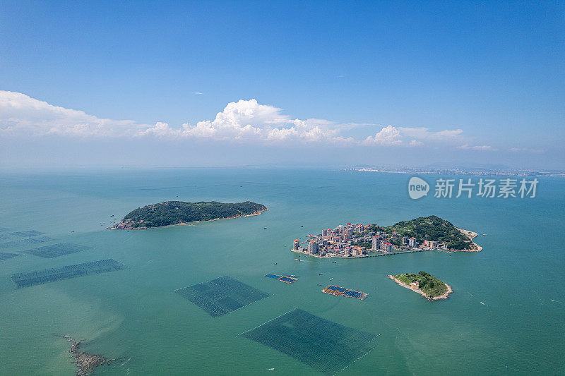 鸟瞰海中的小岛和海上漂浮的水产养殖场