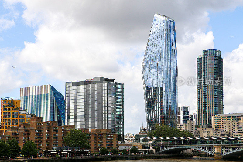 现代企业和住宅建筑和摩天大楼在泰晤士河岸边的黑衣修士铁路桥