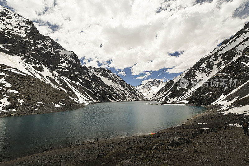 印加湖是智利科迪勒拉地区的一个湖泊，靠近阿根廷边境。该湖位于波蒂略地区