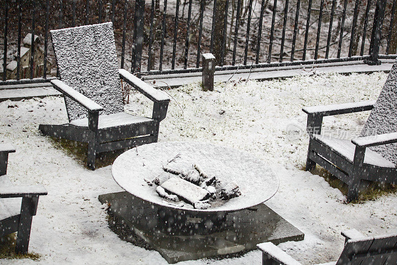 火坑和椅子在冬天被雪覆盖