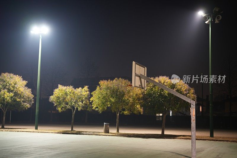 晚上的篮球场