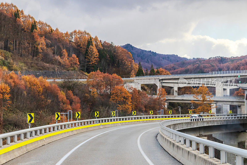 在从白川通往高山的高速公路上。美丽的秋景穿过山间的隧道。