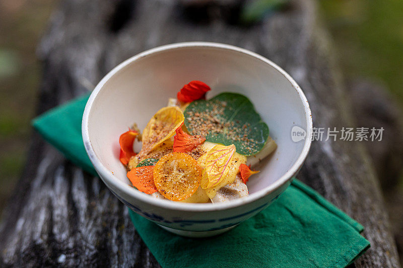 新鲜的沙拉和可食用的花朵