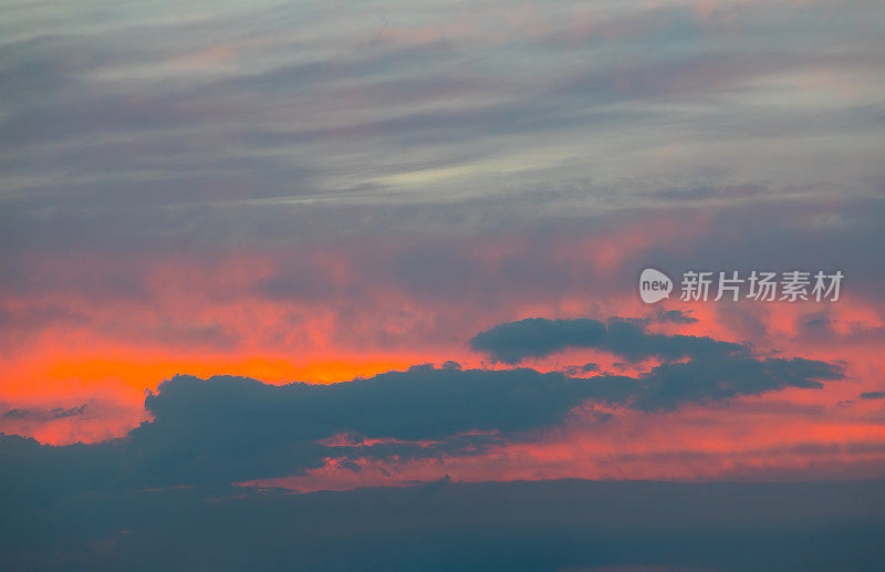 火热燃烧的彩色天空背景