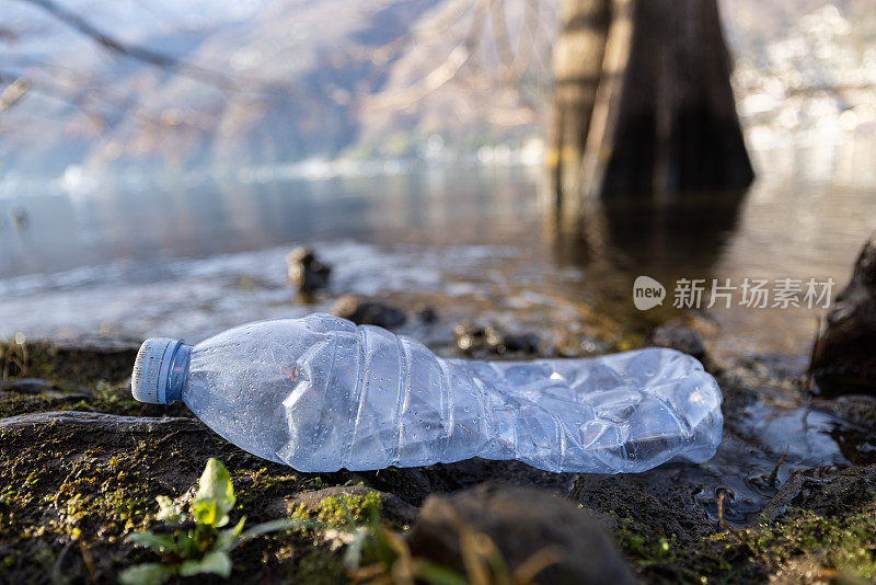 水瓶留在大自然中，塑料瓶留在海滩上