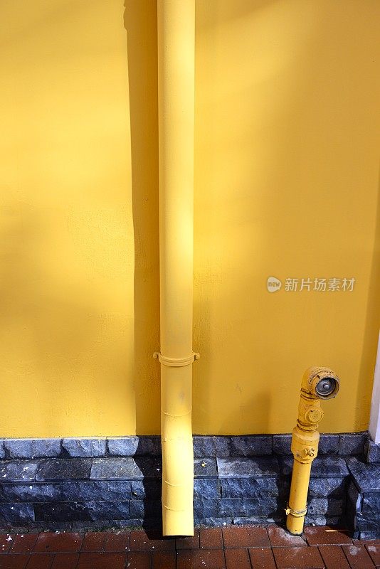 黄墙和水管-水平