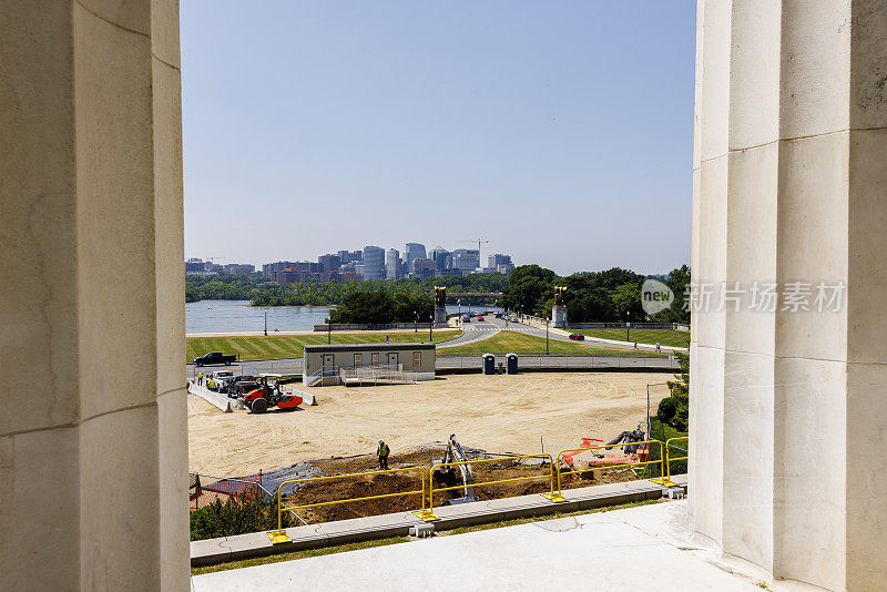 华盛顿特区林肯纪念堂柱廊旁的建筑工地，城市天际线延伸到阿灵顿桥上