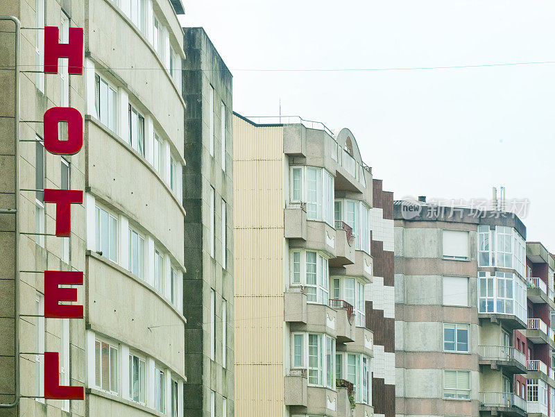 酒店红色的招牌和建筑白色的外墙。