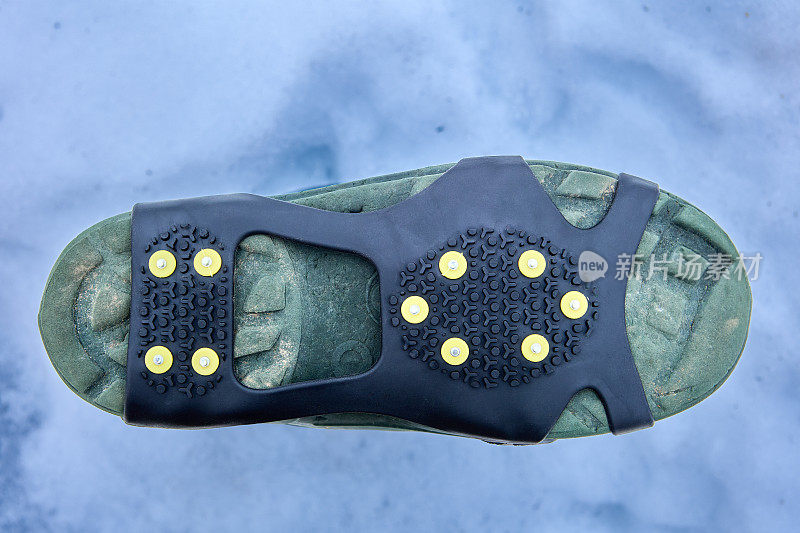 用于在光滑表面上牵引力的鞋底涂层是在橡胶衬里上镶嵌的鞋套。