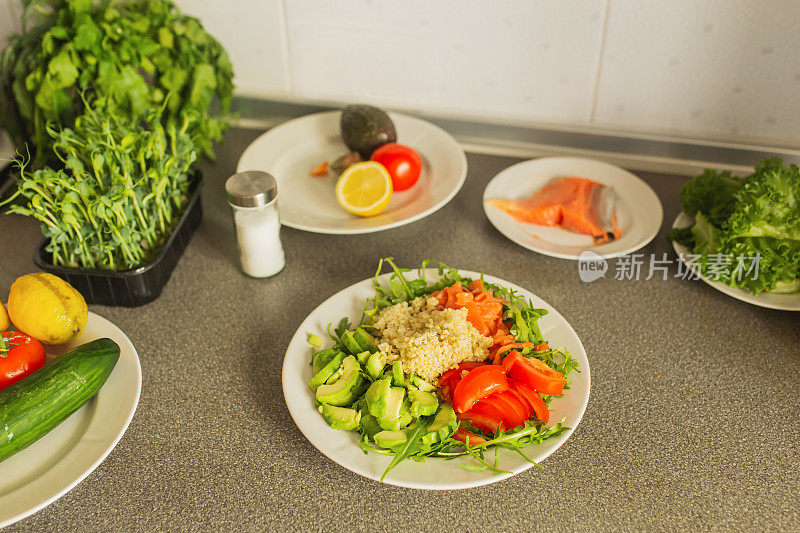 沙拉里放藜麦。健康的食物