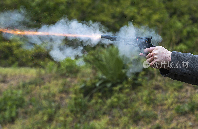 在户外用左轮手枪射击