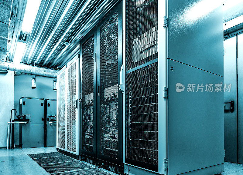 数据中心服务器机架与网络计算机霓虹蓝色调。在大型现代数据中心有几台主机硬件和超级计算机的房间