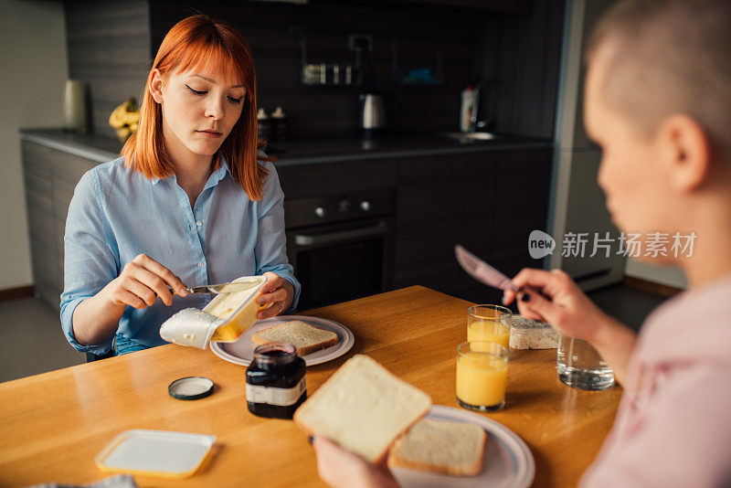 两个女人在做早餐