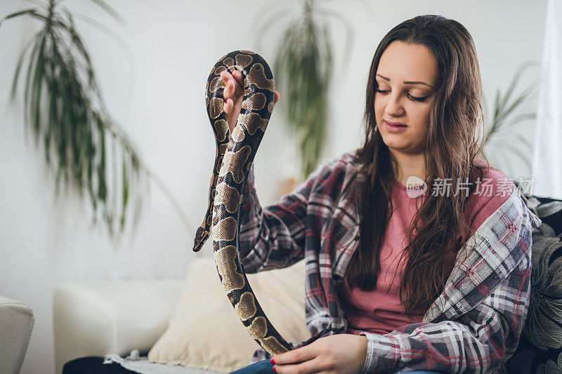 年轻女子和她的宠物蛇