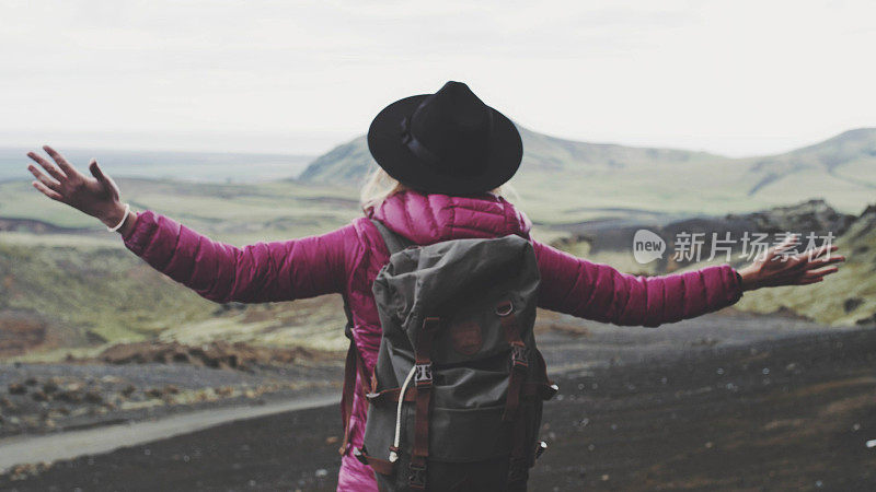 与大自然接触。欣赏火山景观的女人