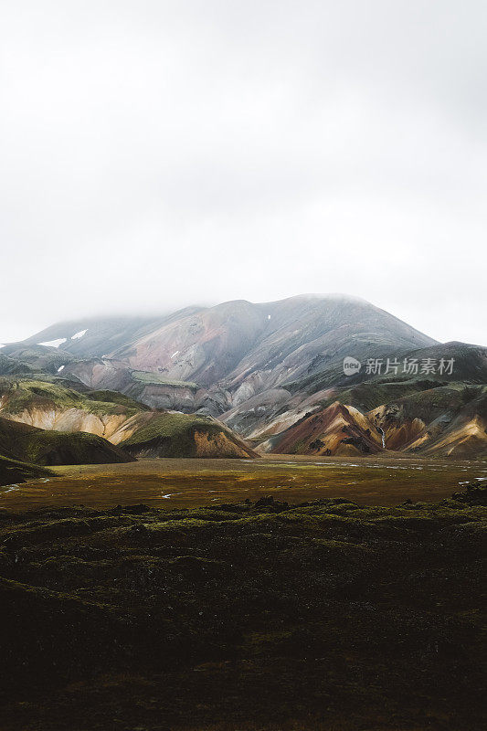 冰岛高地Landmannalaugar山谷的大雾清晨