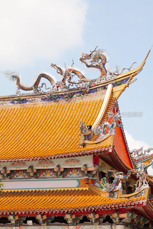 屋顶有龙的孔孟圣佛卡见寺