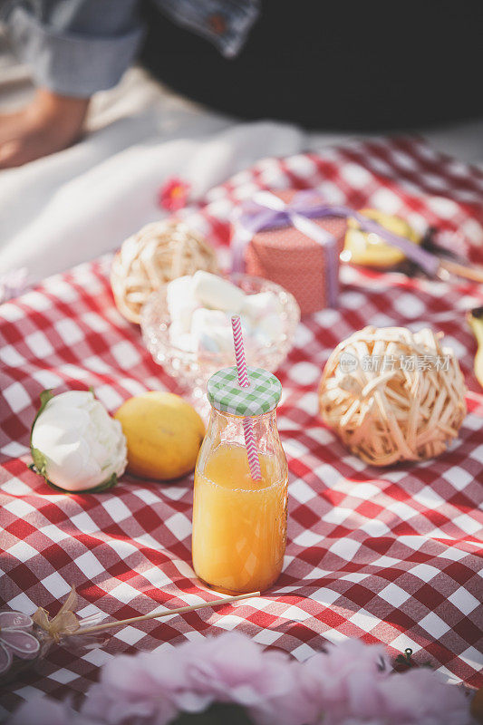野餐毯子上的橙汁