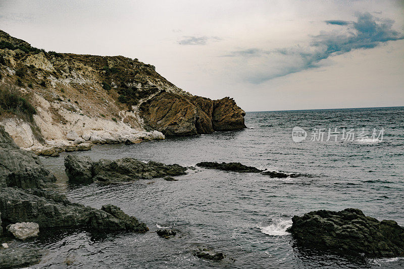 岩石海岸，蓝天和大海，暴力角，克里米亚