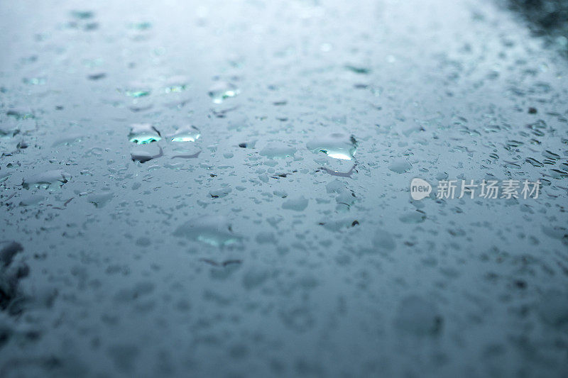 水滴在玻璃上，就是雨滴