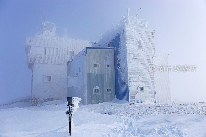 波斯尼亚和黑塞哥维那Bjelasnica山顶上被冰雪覆盖的冰冻建筑