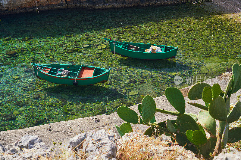 小渔船在清澈的水，意大利普利亚