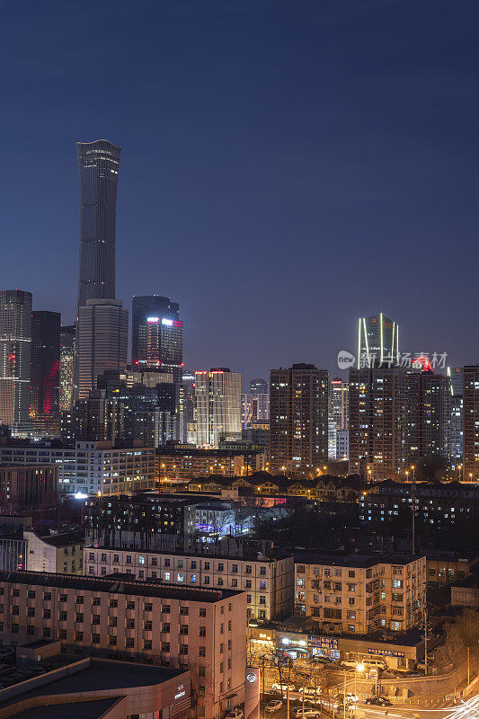 夜晚在北京中央商务区高楼林立的天际线上，中国城市的景观