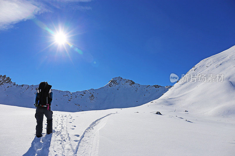 一名登山者站在波斯尼亚和黑塞哥维那白雪覆盖的Visocica山顶