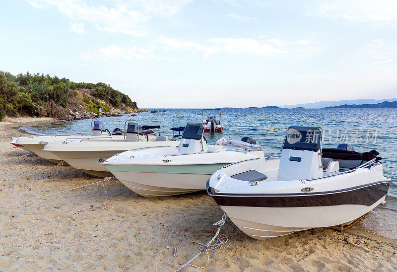 在希腊的哈尔基迪基，可供出租的小船并排站在沙滩上