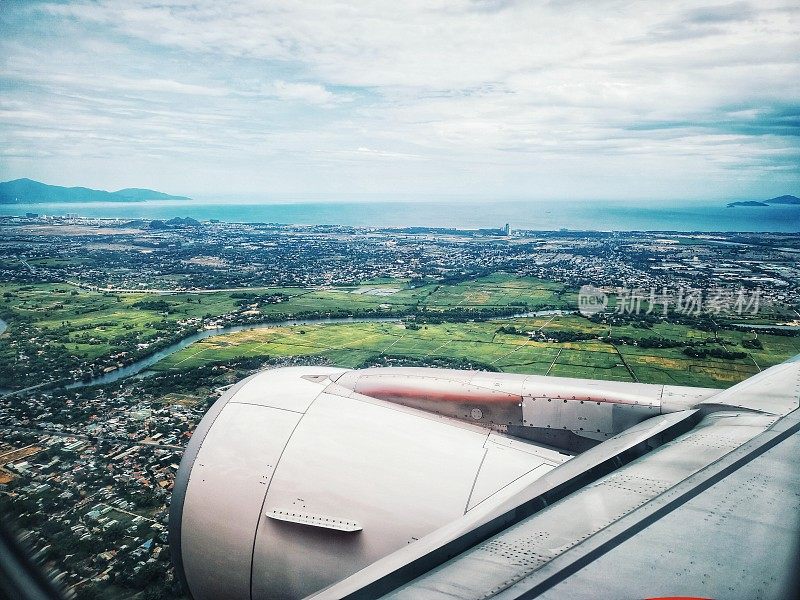 飞机在越南岘港降落，乘客从窗口看到的景象