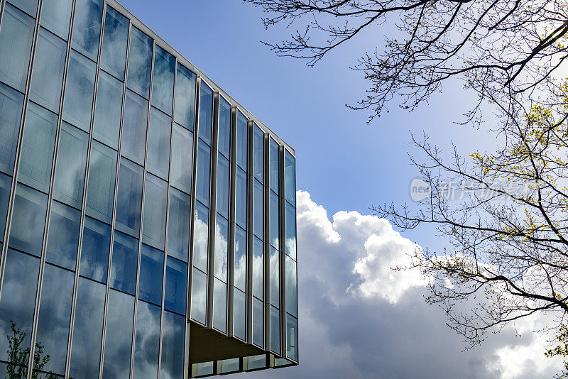 云朵反射在Zwolle市的法院，Overijssel，荷兰