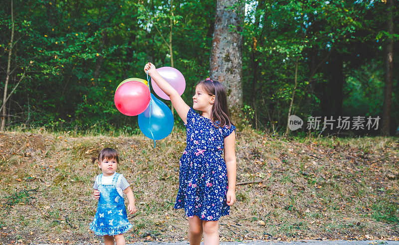 顽皮的女孩和彩色的气球