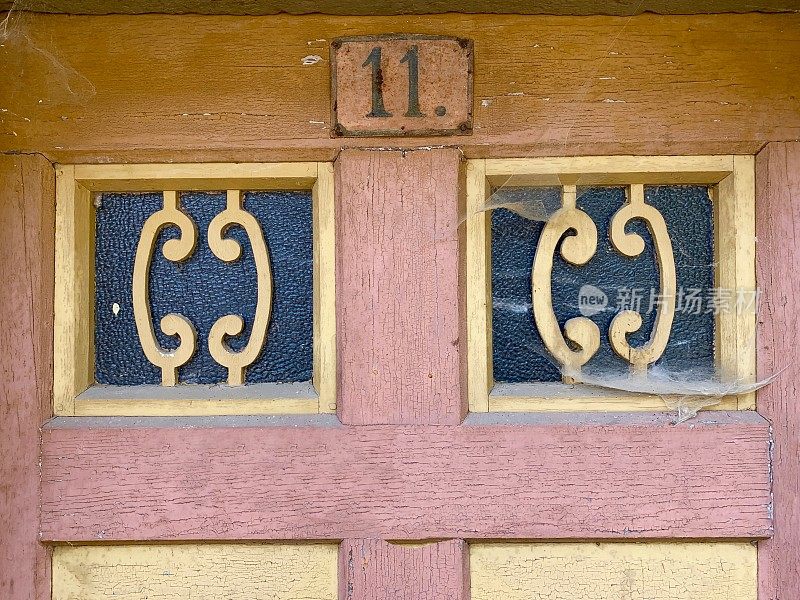 11号房子的中世纪古董门