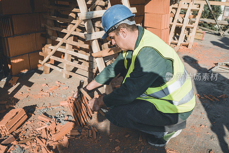 建筑工人正在为建墙准备砖