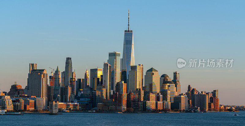 曼哈顿下城的横幅，这是纽约城市景观的一边，可以看到一个世界贸易中心，美国，从新泽西