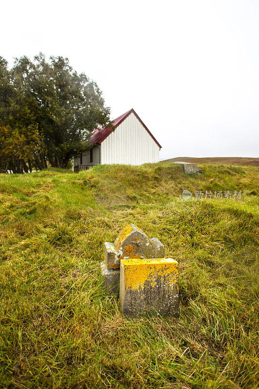 冰岛北部:古老的苔藓墓碑和白色教堂