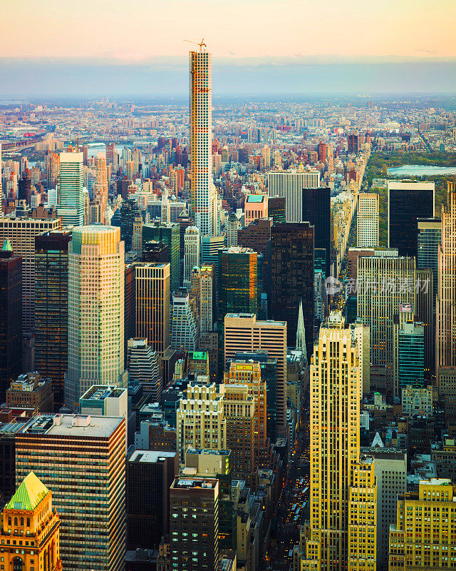 鸟瞰曼哈顿中城地区的纽约市反射
