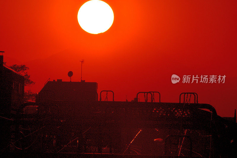 富士山的日落和日落后:从东京看